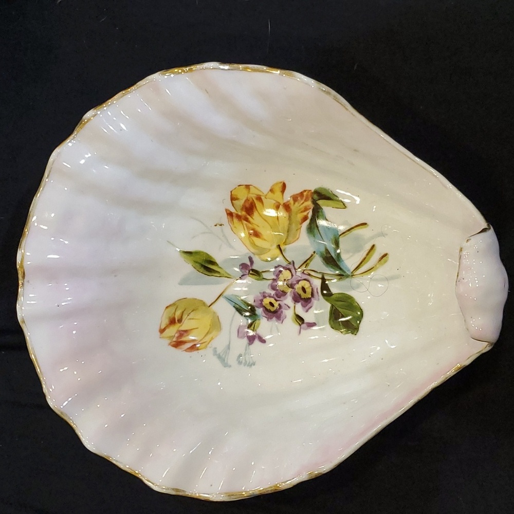 Vintage Floral Decor Shell Dish w/Rose Hue & Gold Tone rim Medium Size